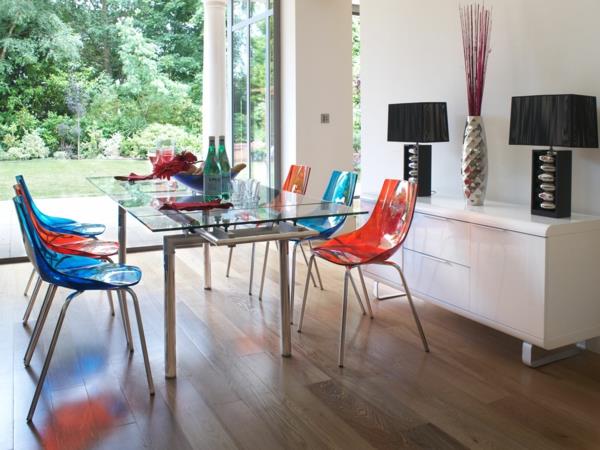 punaiset siniset tuolit ruokasali lasinen pöytä moderni