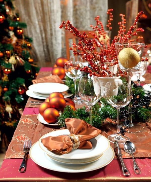 punainen-oranssi-joulupöytä-koristelu-joulu-baubles-marjoilla