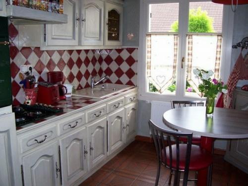 punainen valkoinen keittiölaatat keittiöpeili keittiökalusteet ranskalainen