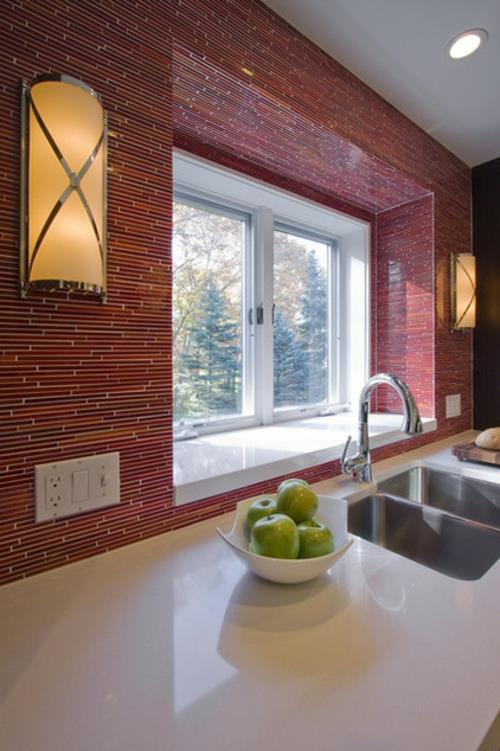 punainen keittiö takaseinälaatat ikkuna päivänvalon pesuallas