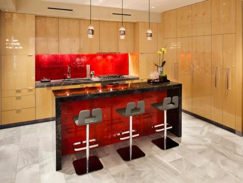 punainen keittiön takaseinä mosaiikkilaatat sisäänrakennettu keittiökaappi