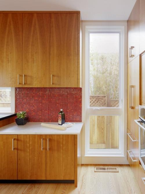punainen keittiö takaseinä mosaiikki laatta puu keittiökaappi