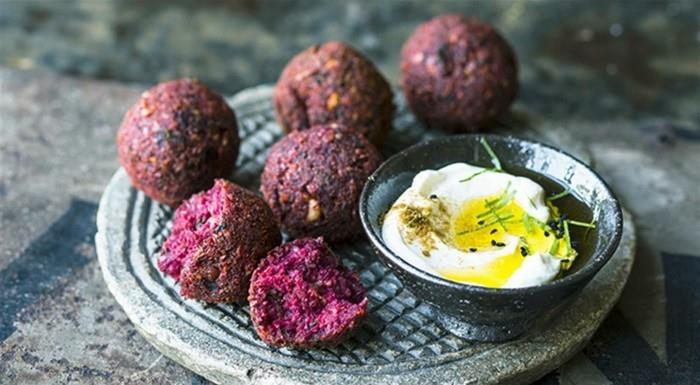 punajuuri falafel hummus vegaani aamiainen pääsiäinen brunssi