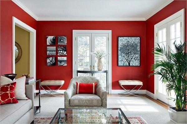 punaiset tyynyt ja seinät värit olohuoneessa