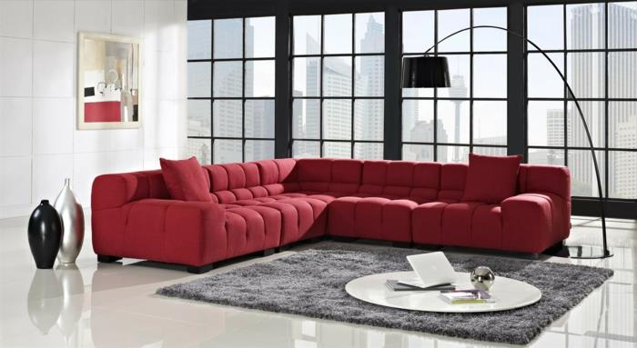 punaiset sohvat l muotoinen vaaleanharmaa matto deco maljakot