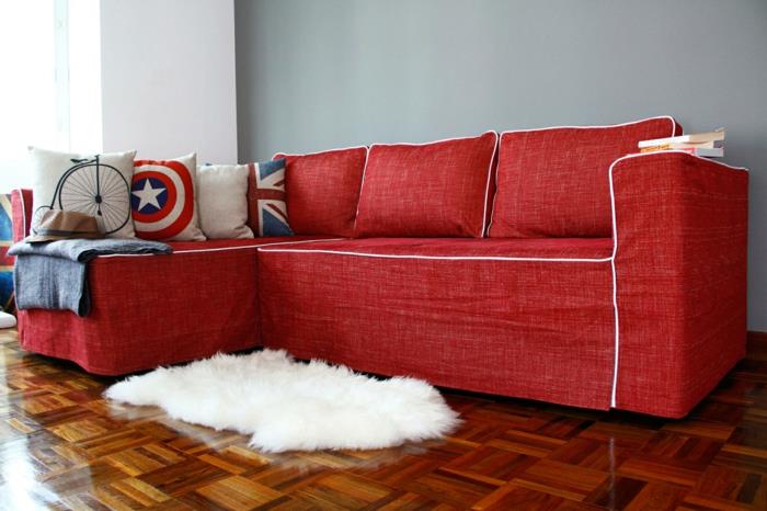 punaiset sohvat olohuone sisustus valkoinen matto heitotyynyt