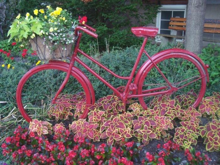punainen pyörä puutarhassa