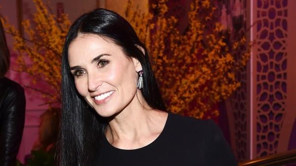 punainen tausta demi moore