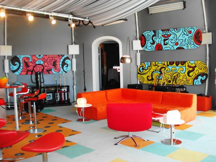 punainen nojatuoli oranssi sohva olohuoneen värillinen matto