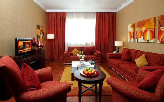 punainen sohva kaunis kuvio olohuone pitkät verhot