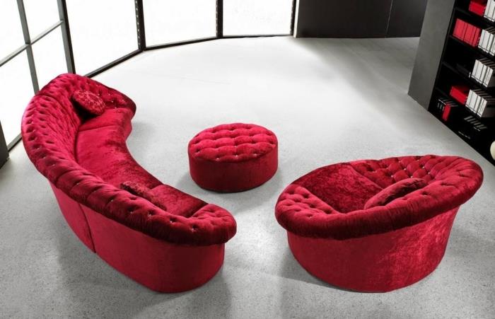 Punainen sohva koristaa olohuoneen tyylikkäästi