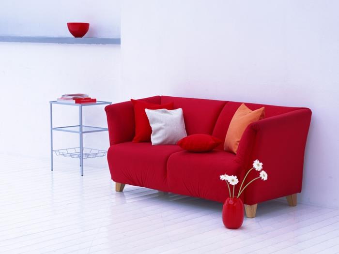punainen sohva olohuoneen sisustus koriste maljakko heitotyynyt