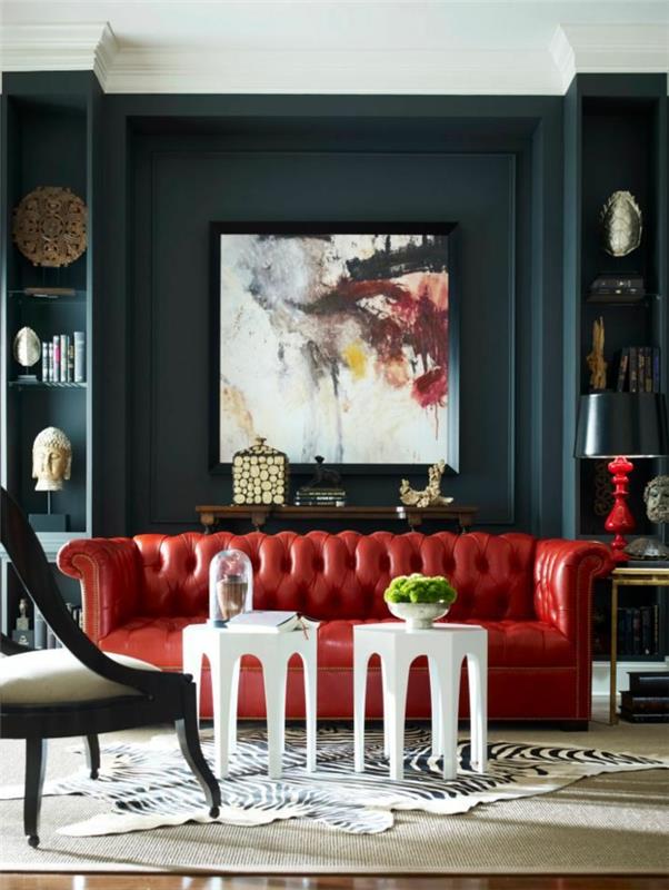 punainen sohva olohuone valkoinen sivupöydät turkimatto
