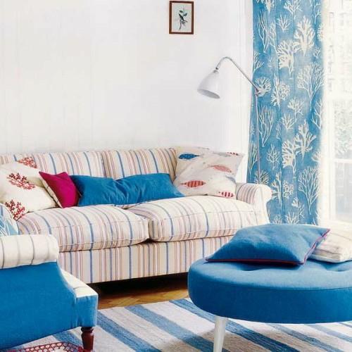 pyöreä jakkara koristeverhot siniset raidat sohva matto