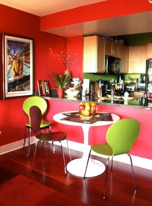 pyöreä valkoinen pöytä vihreät tuolit punainen sisustus ruokasali