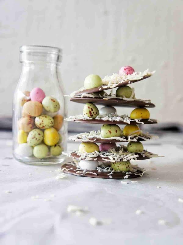 Tee oma pyöreä rikkoutunut suklaa pääsiäismakeisilla