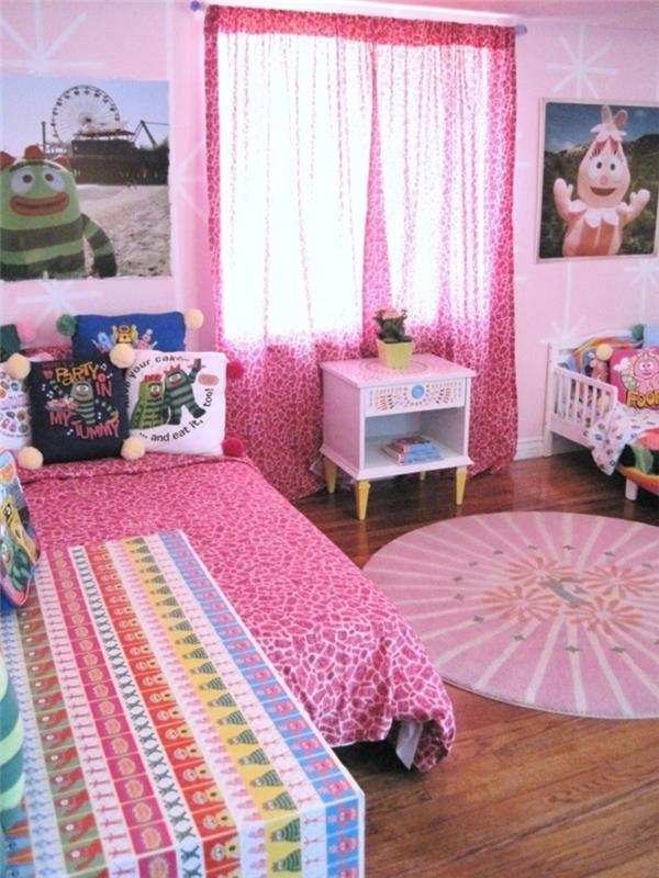 pyöreät matot lastenhuone vaaleanpunainen matto kuvio yhdistää puulattian seinäkoristeen