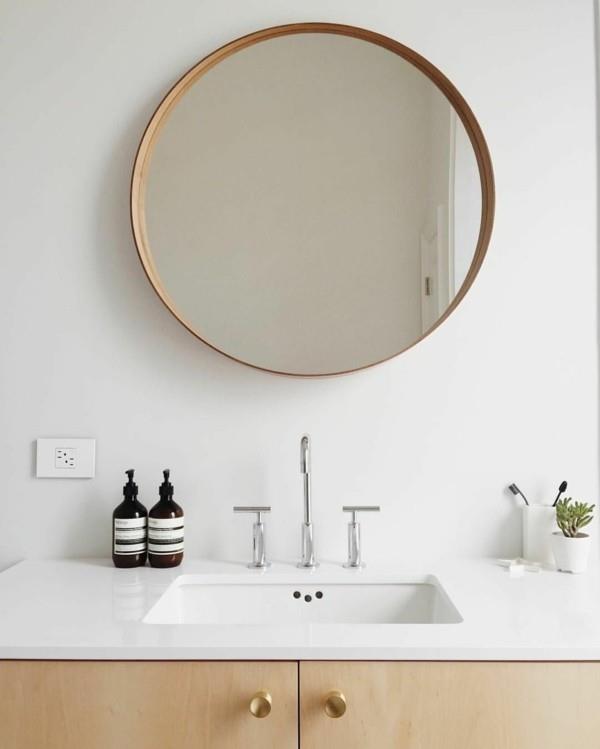 pyöreä kylpyhuoneen peili moderni kylpyhuone valkoiset seinät vaalea puu