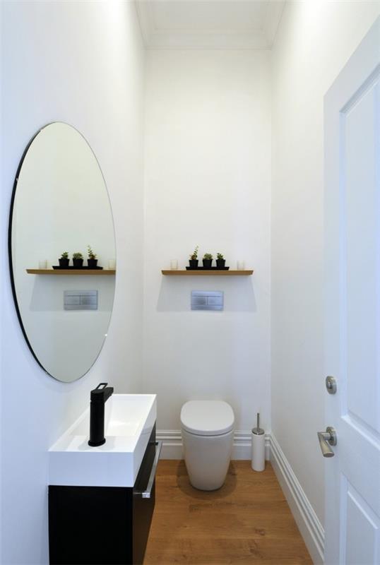 pyöreä kylpyhuoneen peili yksinkertainen kylpyhuoneen suunnittelu valkoiset seinät lattia puu näyttää