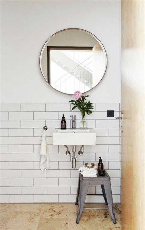 pyöreä kylpyhuoneen peili valkoiset metrolaatat puuaksentteja