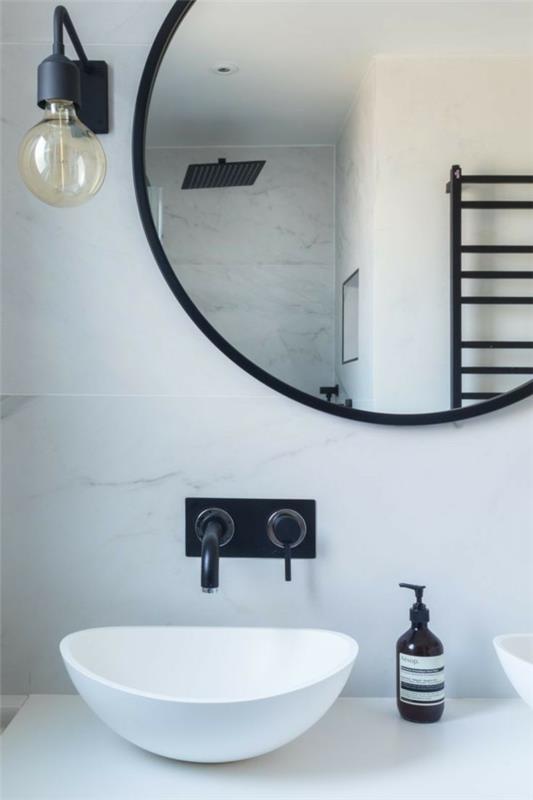 pyöreä kylpyhuoneen peili valkoinen kylpyhuoneen seinät mustat aksentit