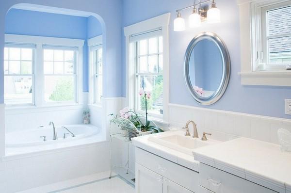 pyöreä kylpyhuoneen peili valkoinen kylpyhuone vaaleansiniset seinät
