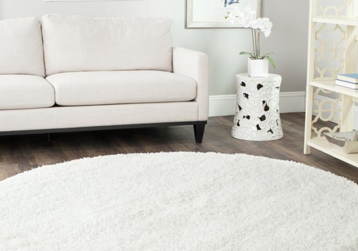 pyöreä matto valkoinen olohuone valkoinen sohva