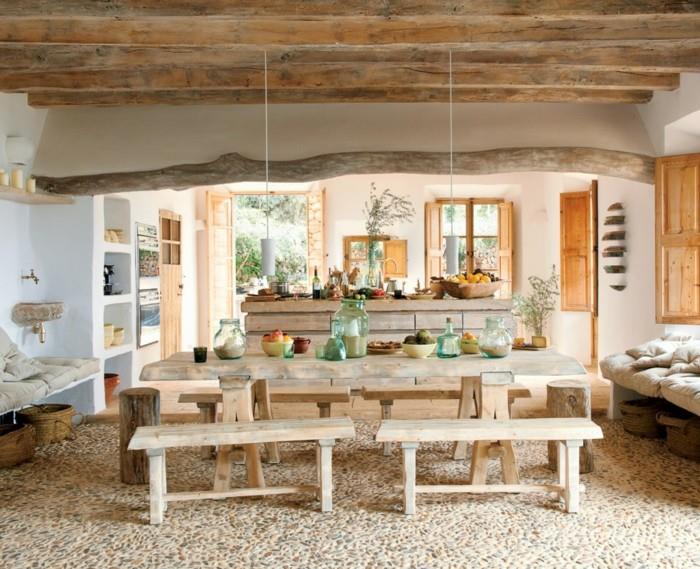 maalaismainen sisustus luonnolliset elävät puupalkit keittiö ruokasali penkit ruokapöytä