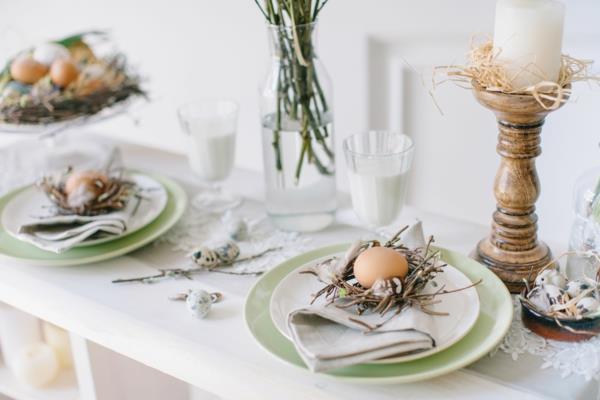 Pääsiäisen maalaismaiset pöytäkoristeet koristavat pääsiäispöydän