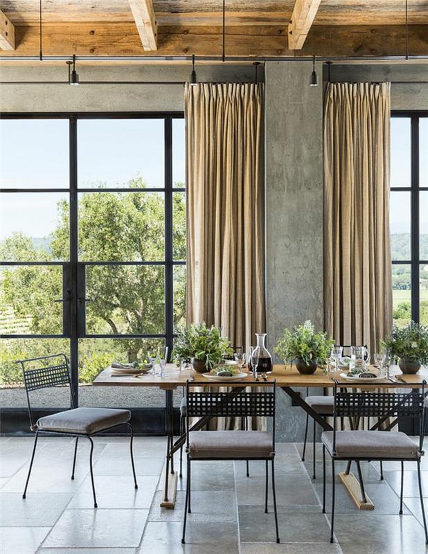 maalaismainen huonekalut ruokasali ruokapöytä puu metallituolit betoniseinät