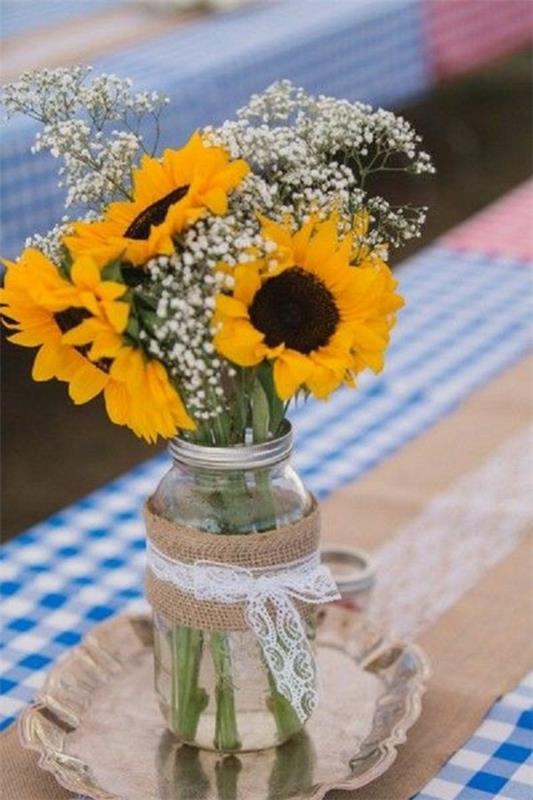 maalaismainen kesäpöydän sisustusideoita auringonkukilla