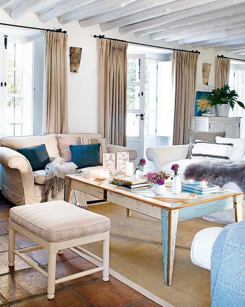 maalaismainen olohuoneen suunnitteluideoita puinen pöytä värikkäitä tyynyjä