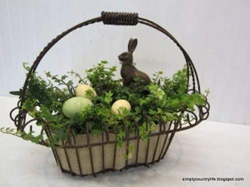 maalaismainen tyyli pääsiäismunat kori pupu juutti kasvit