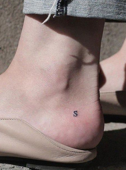 Capital S tatovering på hæl