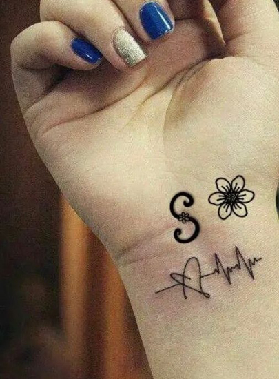 Floral S Letter Tattoo med et hjerteslag