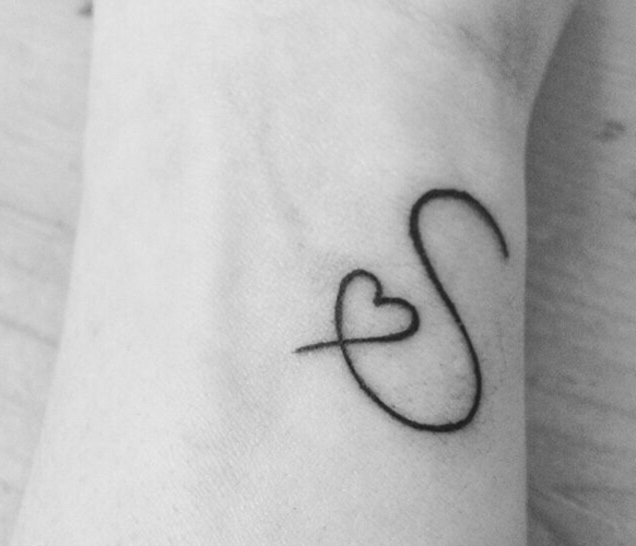 Egyszerű S Design Tattoo