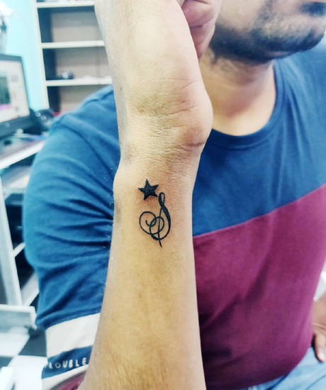 Star S Design Tattoo a csukló közelében
