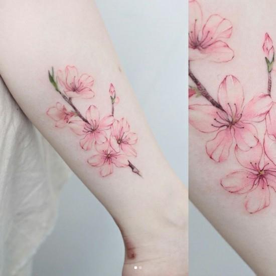 sakura kirsikankukka tatuointi kyynärvarren