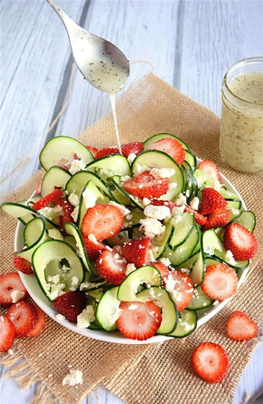 laihdutus salaatit salaatti reseptit kurkku mansikat