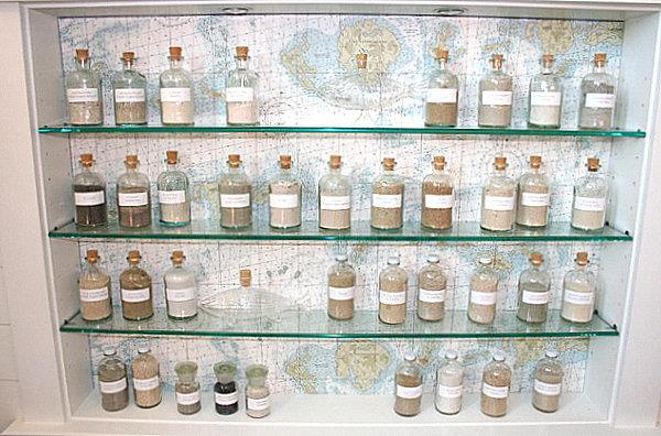 kokoelma, jossa on houkutteleva apteekki -tunnelma, monet pullot lasihyllyillä
