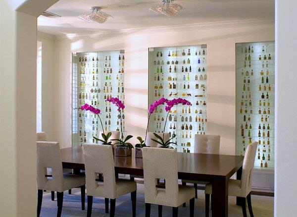Mallisto, jossa on tyylikkäitä lasi -ikkunat täynnä pieniä pulloja ja violetteja orkideoita