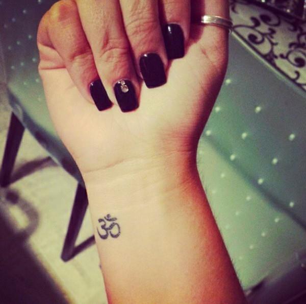 sanskritin om symboli tatuoinnit naisten rannetatuointi