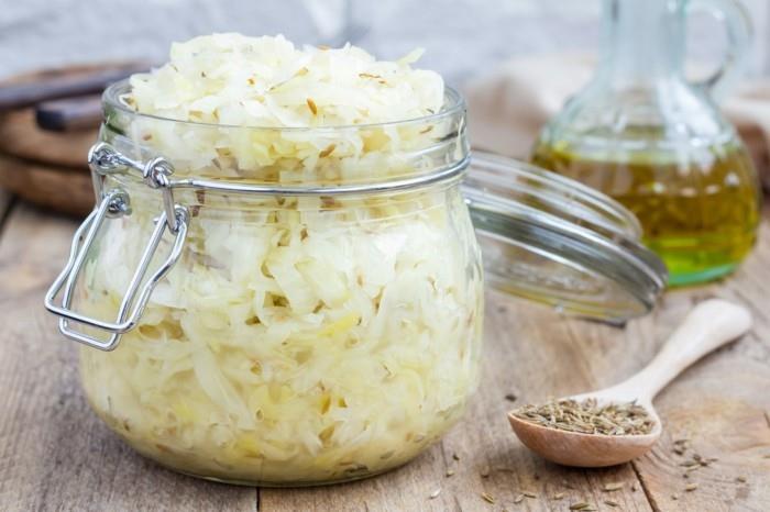 Kotitekoinen hapankaali kumina lasipurkissa