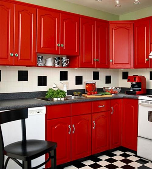 shakkilaudan lattialaatat punaiset huonekalut keittiö