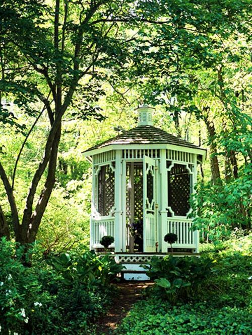 varjoisa oleskelualue puutarhan huvimajassa Aasian Varjoisa oleskelualue puutarhassa lehtimaassa aasialaiseen tyyliin