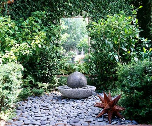 varjoisa istuinalue puutarhan metallisessa vesijärjestelmässä varjostettu istuinalue puutarhassa metallinen vesijärjestelmä