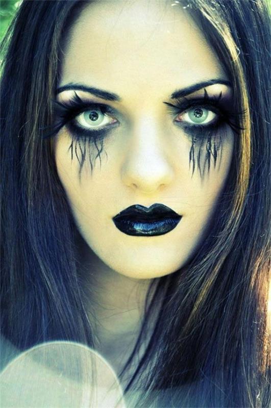 pelottava noita tekee meikkiä halloween-meikkiä