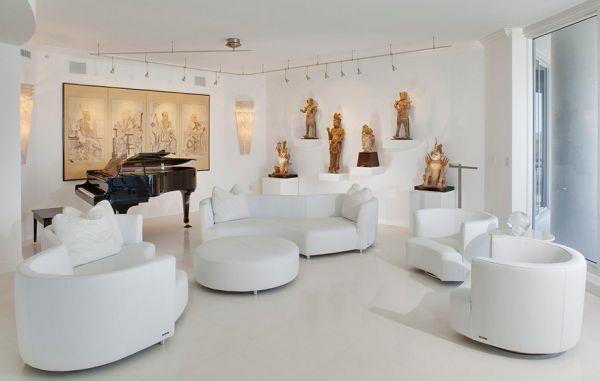 tyylikkäät upotetut soikeat huonekalut, jotka on valmistettu valkoisesta nahasta ja kullan kiiltävästä