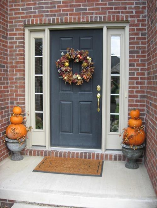tyylikäs halloween -koristelu kurpitsaa ja oven seppele