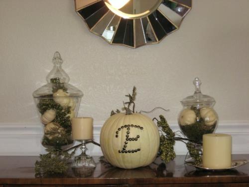 tyylikäs halloween -koristelu mini -kurpitsaa purkkeihin